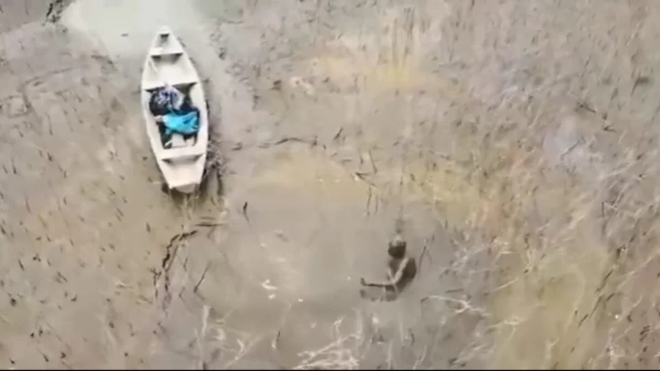 Pescador fica atolado em lama de rio que secou no AM; assista