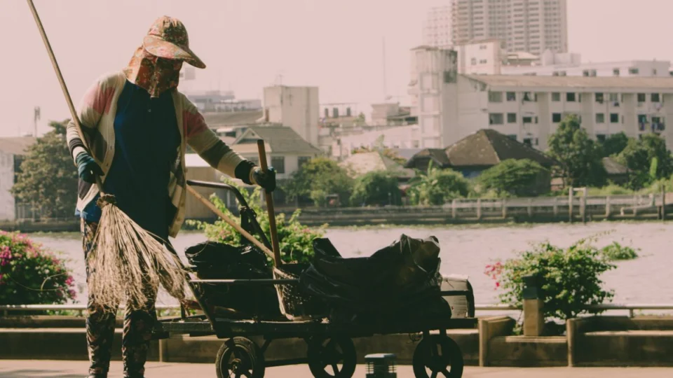 Empresa proíbe entrega de R$ 7 mil arrecadados para faxineiro; entenda o caso