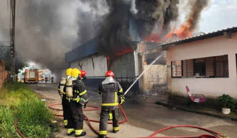 Fábrica de salgadinhos que pegou fogo corre risco de desabamento em Manaus