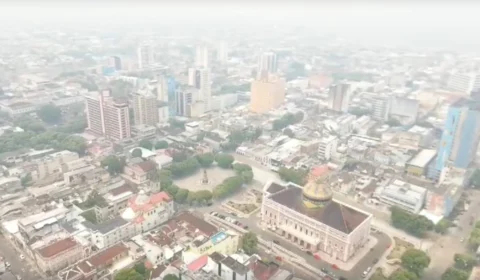 Imagens de drone mostram Teatro Amazonas coberto por fumaça tóxica