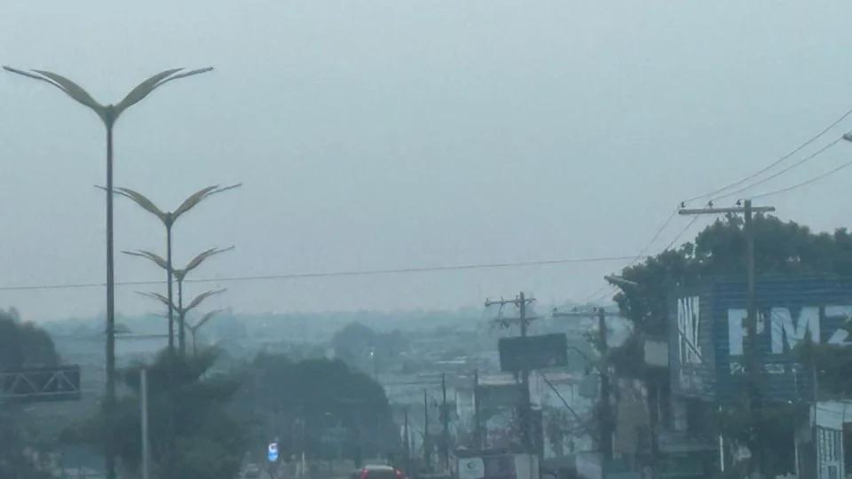 ‘Onda’ de fumaça se torna mais densa sobre Manaus; veja vídeo
