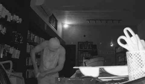 VÍDEO: Homem invade loja e esconde celulares na calça