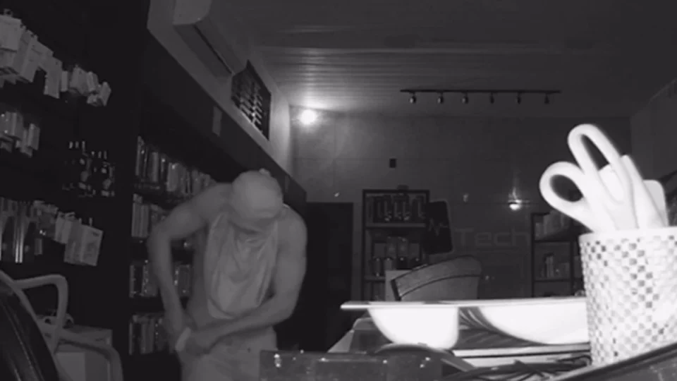 VÍDEO: Homem invade loja e esconde celulares na calça