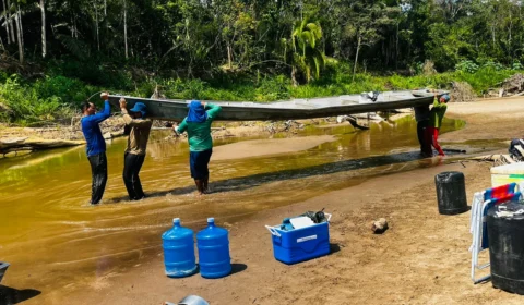 Seca extrema no Acre: Moradores carregam canoa nas costas