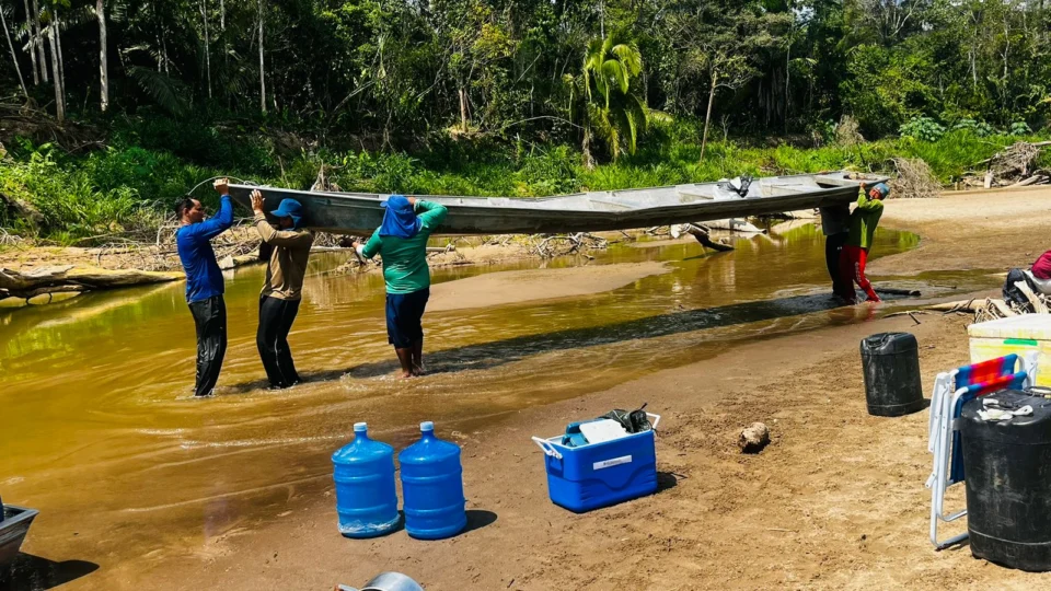 Seca extrema no Acre: Moradores carregam canoa nas costas