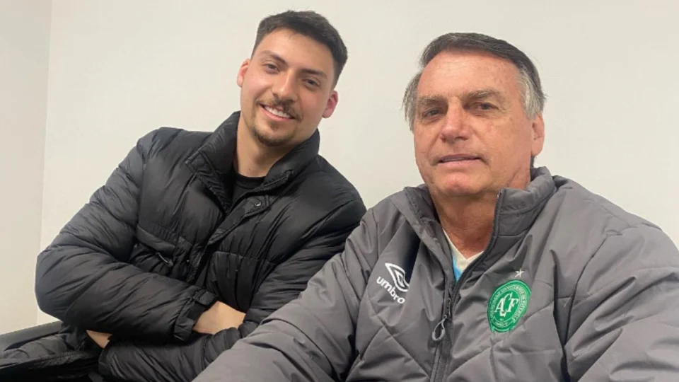 Justiça do DF determina apreensão de R$ 360 mil de Jair Renan Bolsonaro
