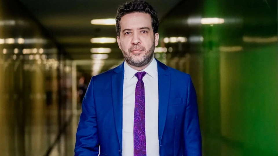 Janones pede desculpas a Kataguiri por chamá-lo de nazista