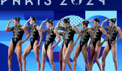 Equipe viraliza ao fazer moonwalk no nado sincronizado; veja