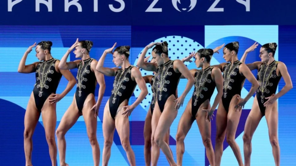 Equipe viraliza ao fazer moonwalk no nado sincronizado; veja