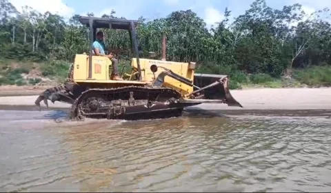 Seca no Acre: Trator circula em rio seco de Porto Walter