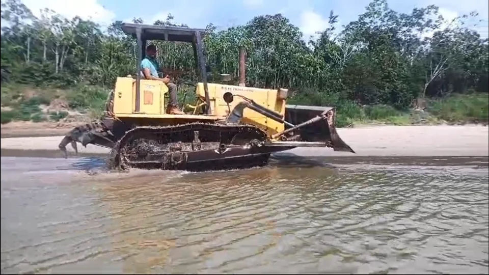 Seca no Acre: Trator circula em rio seco de Porto Walter