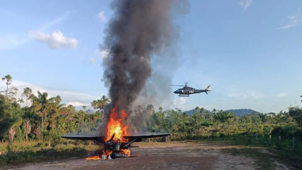 Aeronave envolvida em garimpo ilegal em Terra Yanomami é destruída pela PRF