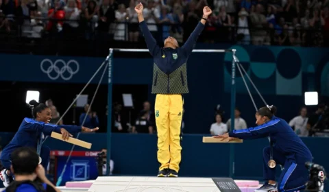 Olimpíadas 2024: Biles ‘se curva’ para Rebeca em pódio; vídeo