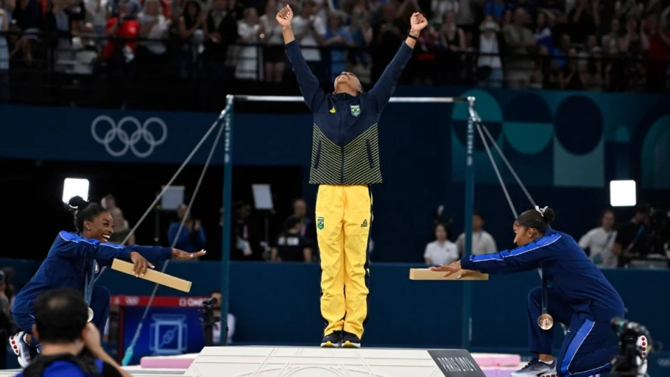 Olimpíadas 2024: Biles ‘se curva’ para Rebeca em pódio; vídeo