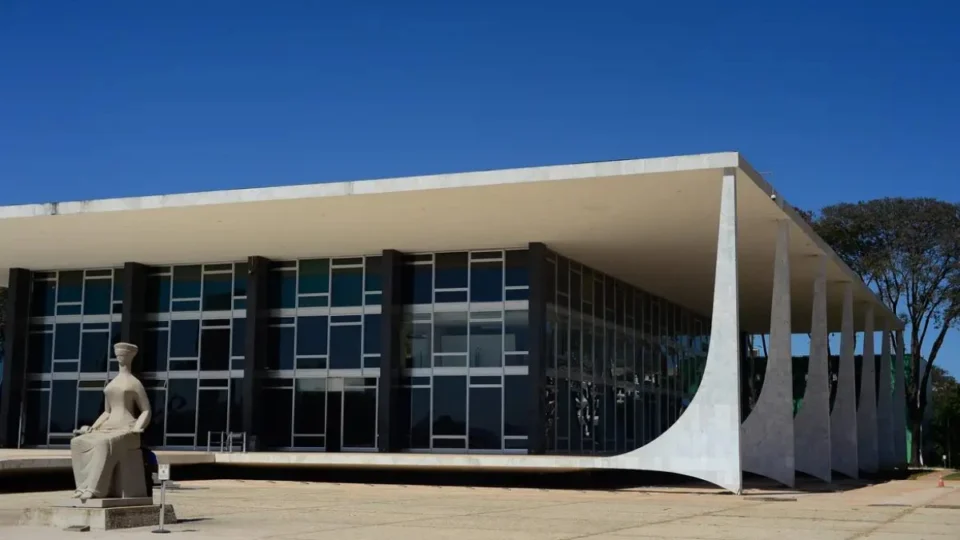 STF suspende julgamento sobre licença-maternidade