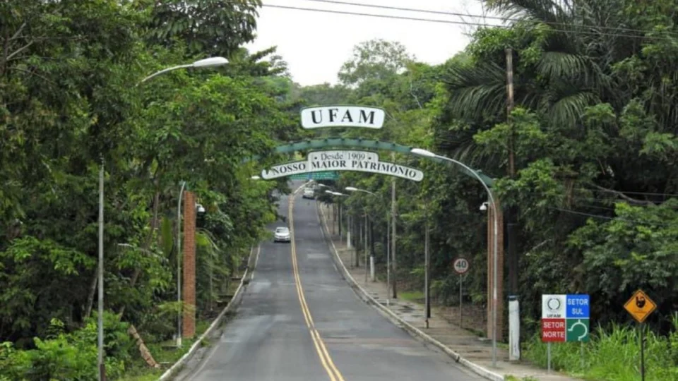 Ufam adota aulas remotas por conta da fumaça das queimadas no Amazonas