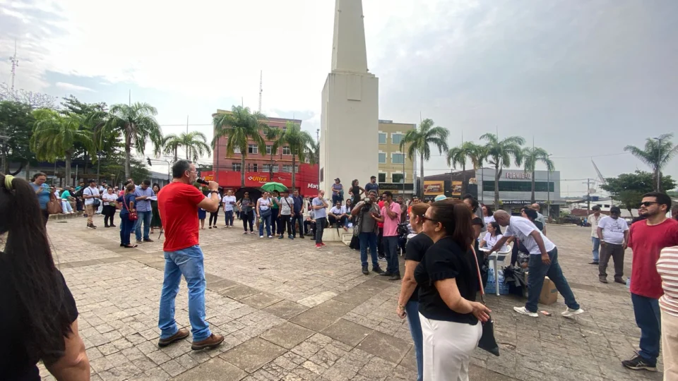 Professores e servidores do Acre deflagram greve por tempo indeterminado