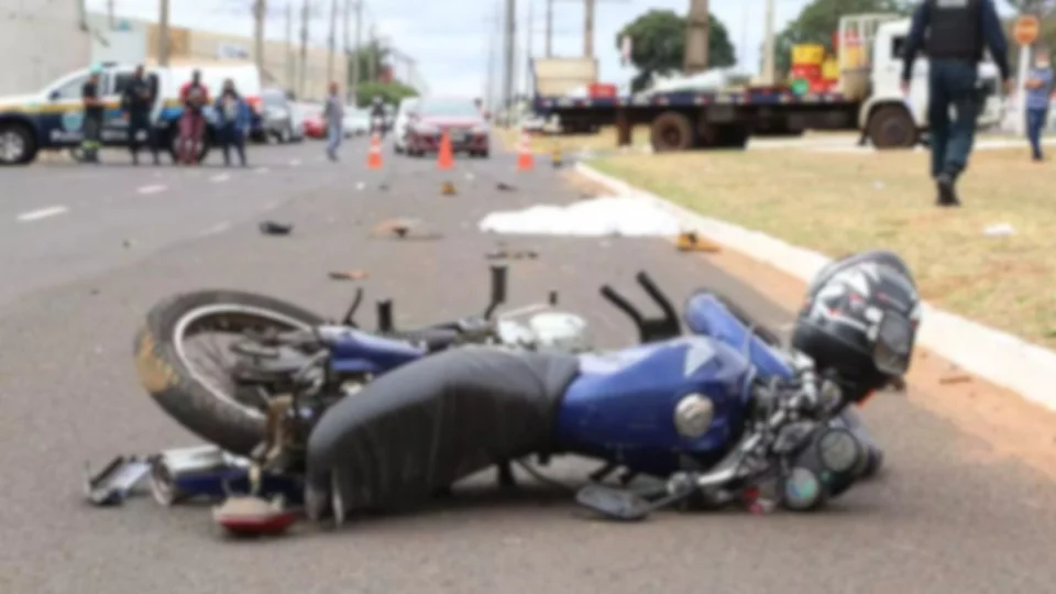 Mulher é lançada da rodovia e morre após acidente com moto no DF