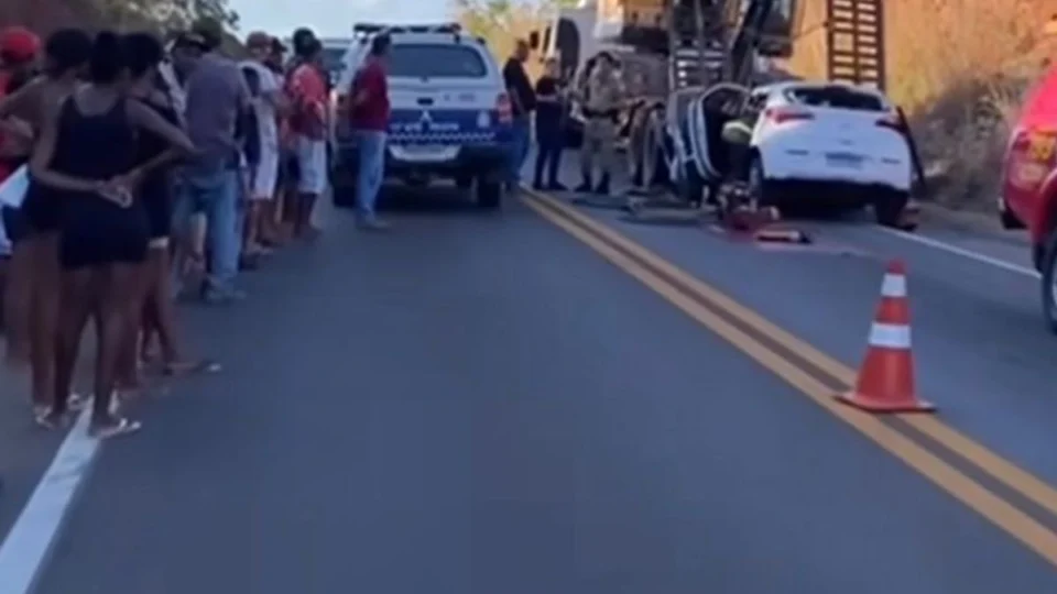 Engenheira morre após bater carro na traseira de caminhão na BR-010