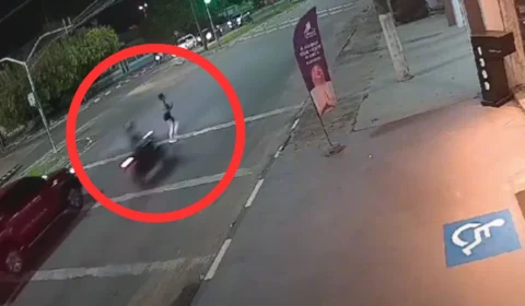 Vídeo: estudante é atropelada por moto ao tentar atravessar avenida correndo em Boa Vista