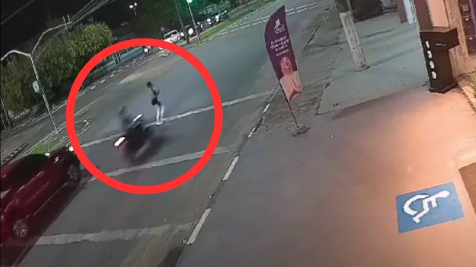 Vídeo: estudante é atropelada por moto ao tentar atravessar avenida correndo em Boa Vista