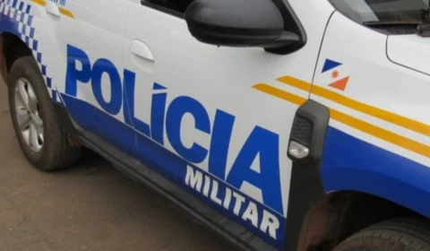 Carro pega fogo em frente ao Palácio do Planalto nesta sexta-feira (17)