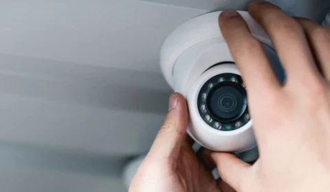 CNU: mulher descobre câmera dentro de banheiro de escola no DF