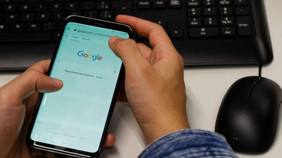 Conheça a realidade dos celulares nas escolas brasileiras