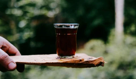 Chás para controlar a acne: descubra ervas que combatem cravos e espinhas