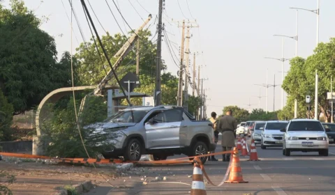 Carro atinge poste de energia elétrica no centro de Palmas