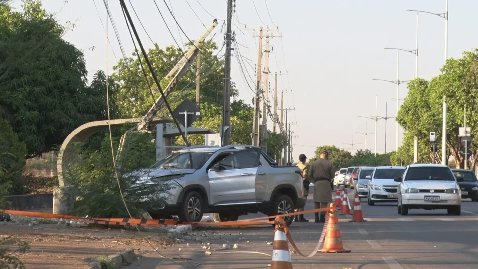 Carro atinge poste de energia elétrica no centro de Palmas