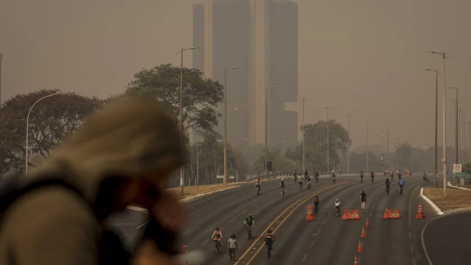 Inmet alerta risco de incêndios e baixa umidade no DF e demais regiões hoje (1°)