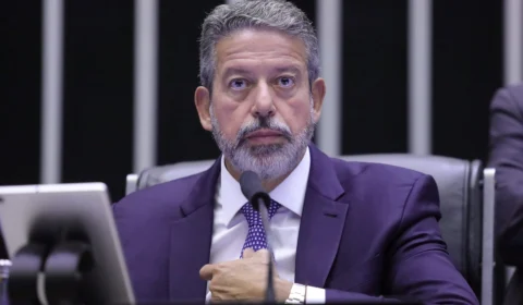 Lira pede a Lula para intervir e reverter decisão de Dino sobre emendas