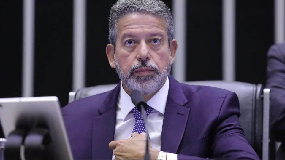 Lira pede a Lula para intervir e reverter decisão de Dino sobre emendas