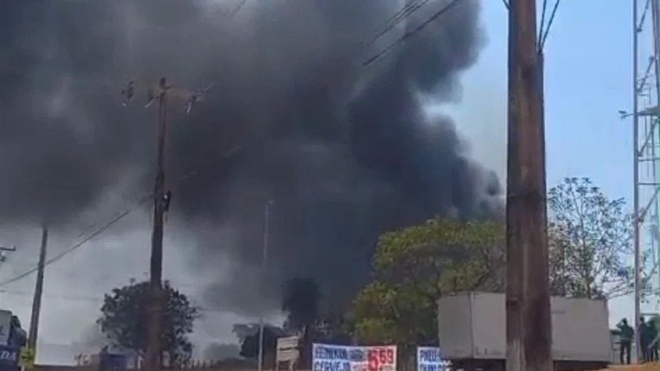 Vídeo: incêndio atinge pátio com veículos em Palmas