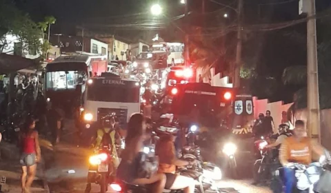 Ônibus desgovernado atropela motociclistas e deixa feridos em Manaus; vídeo