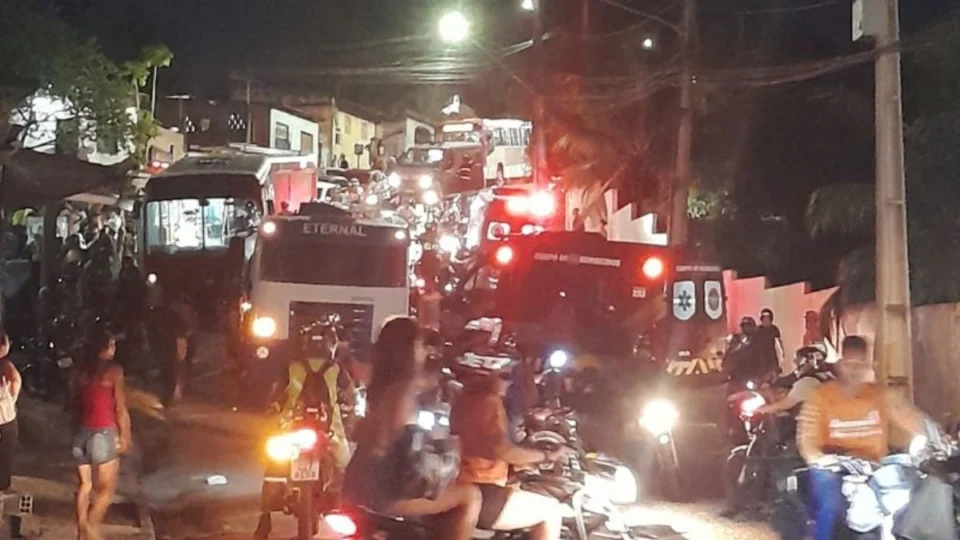 Ônibus desgovernado atropela motociclistas e deixa feridos em Manaus; vídeo