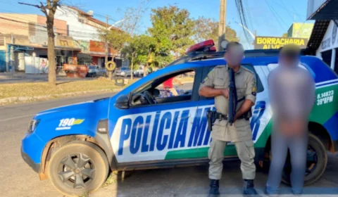 Adolescente esfaqueia, bate e atira contra mãe por escova em GO