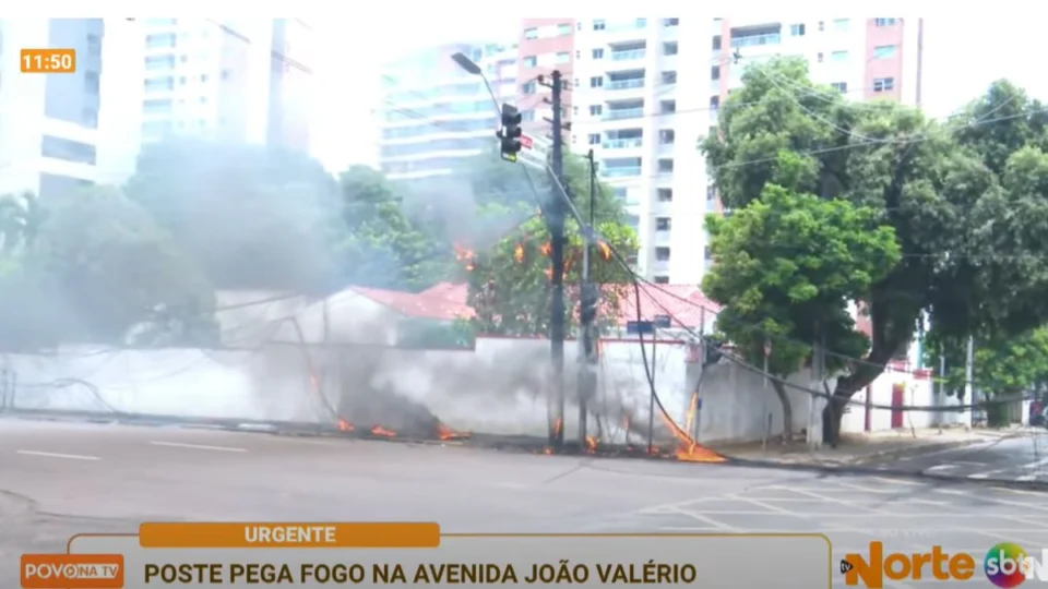 Poste pega fogo e para o trânsito no Adrianópolis, em Manaus