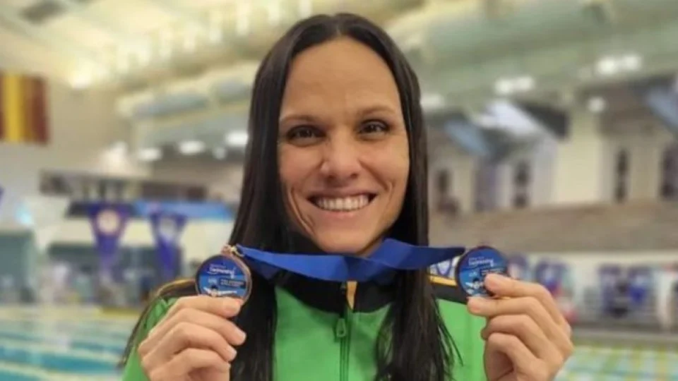 Quem é Carol Santiago? Nadadora conquistou ouro nas Paralimpíadas 2024