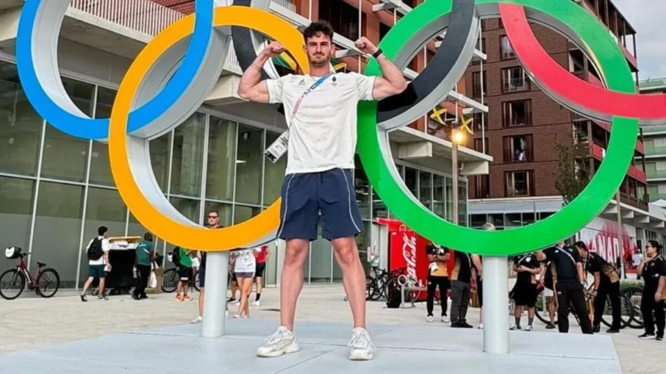 Quem é o francês do salto com vara? Atleta foi notado por site +18