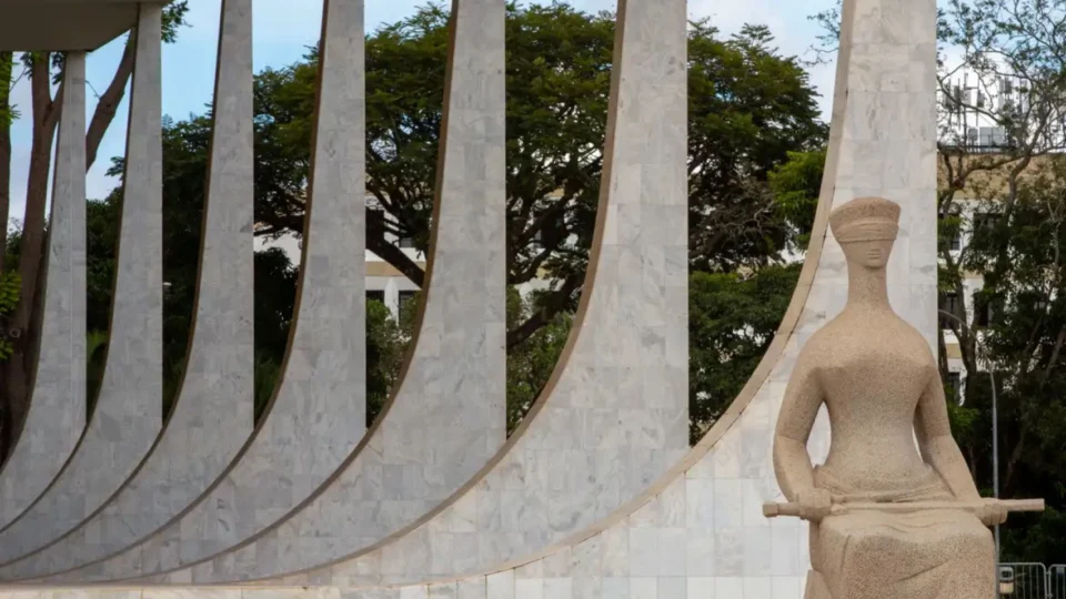 STF chancela decisão de Moraes e mantém X suspenso