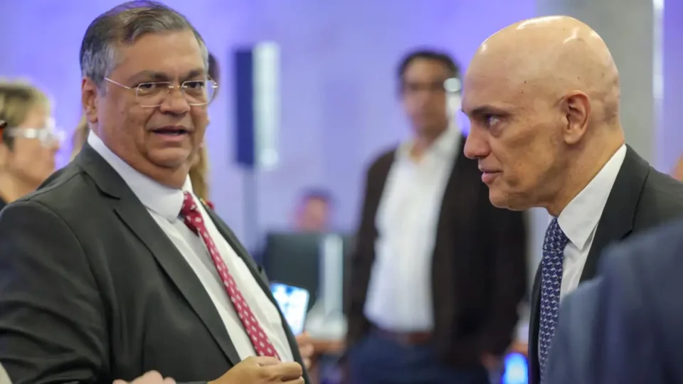 Moraes e Dino votam para manter o X suspenso