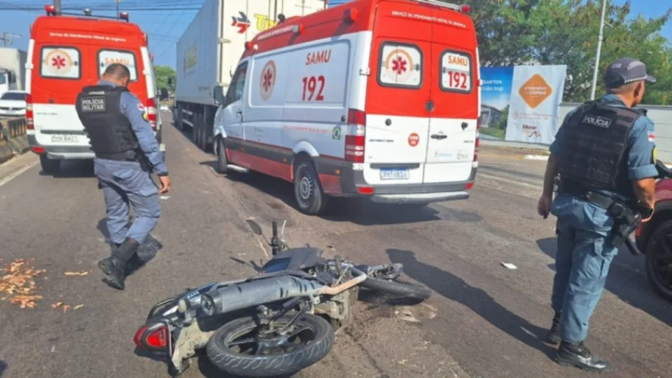 Motociclista e passageira escapam de ser esmagados por carreta em Manaus