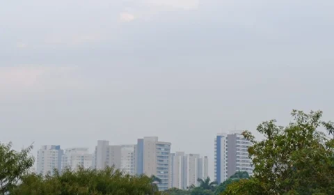 Manaus amanhece coberta por fumaça e qualidade do ar é ‘péssima’; confira