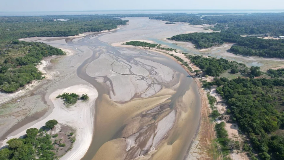 Rio Negro está a menos de dois metros da seca histórica de 2023
