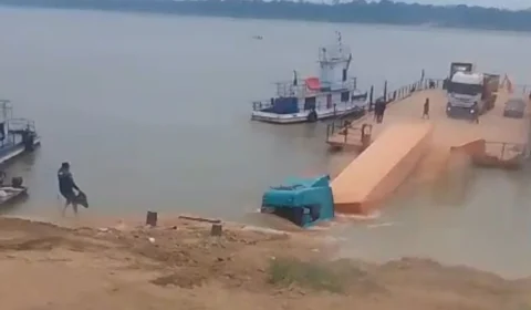 VÍDEO: caminhão afunda após tentar sair de balsa, em Humaitá (AM)