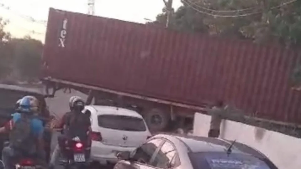 VÍDEO: carreta perde controle e invade área de mata em Manaus