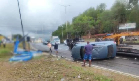 Carro capota, atinge ponto de ônibus e deixa 2 mortos em Cariacica