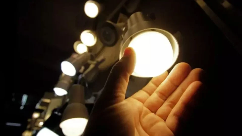 Conta de luz ficará mais cara no Brasil com bandeira vermelha patamar 2